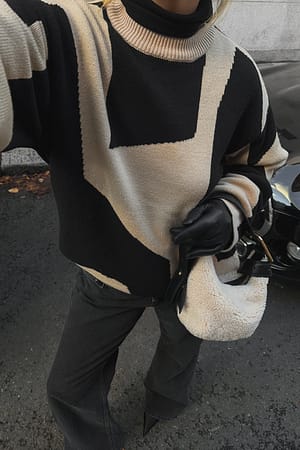 Black/Beige We wzorze żakardowym sweter z dzianiny z półokrągłym dekoltem
