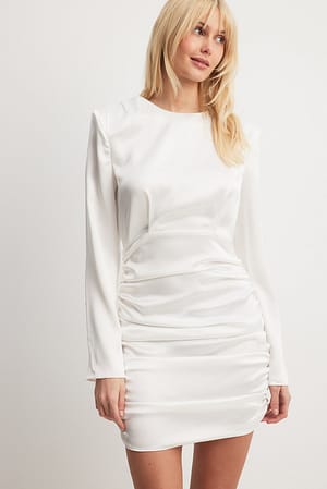 White Klänning i satin med rynkad kjol