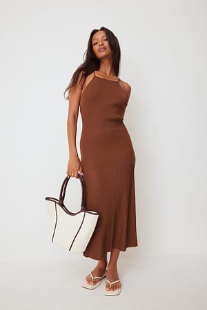 Brown Ribbstickad klänning med kryssad rygg