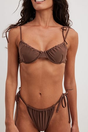 Brown Bikinitrosa med hög skärning och knytning