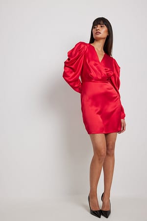 Red Satynowa sukienka z bufiastymi rękawami