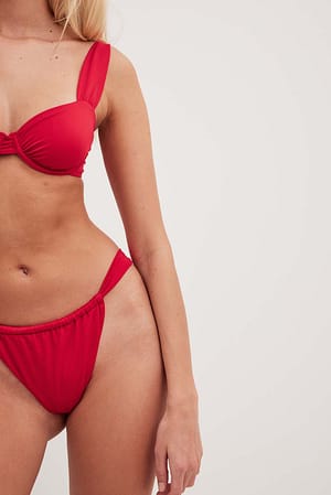 Red Blank bikinitrosa med hög benskärning och drapering