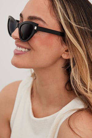 Black Spetsiga kraftiga solglasögon med cateye-design