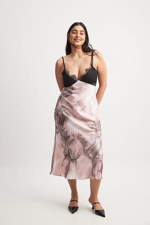 Pink Print Satynowa sukienka midi z koronką