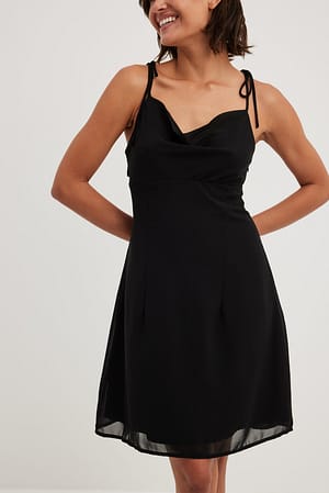 Black Miniklänning med knyt på axel