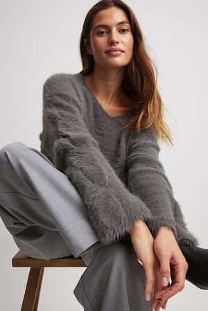 Grey Dziergany sweter z dekoltem w serek