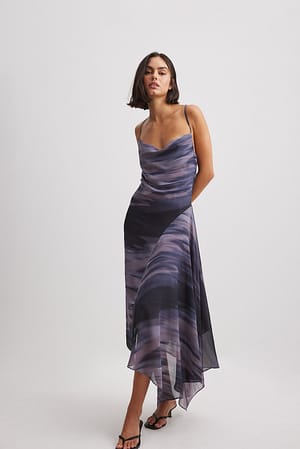 Print Midiklänning med vattenfallseffekt och sömdetalj