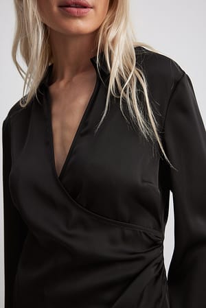 Black Skjorta i satin med omlottdetalj