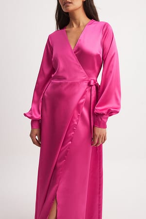 Pink Långärmad maxiklänning i satin med omslag