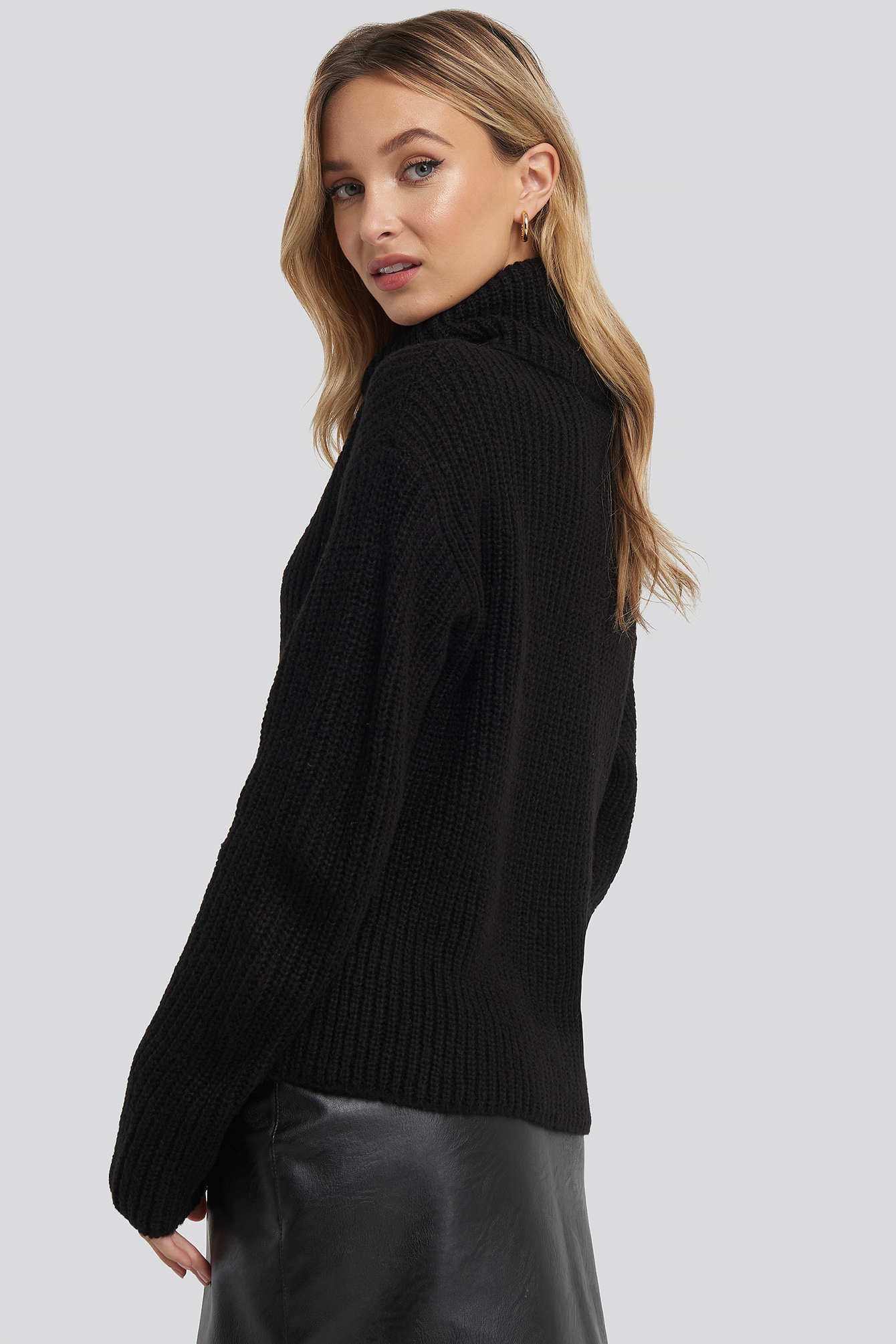 big-turtleneck-knitted-sweater-black-na-kd