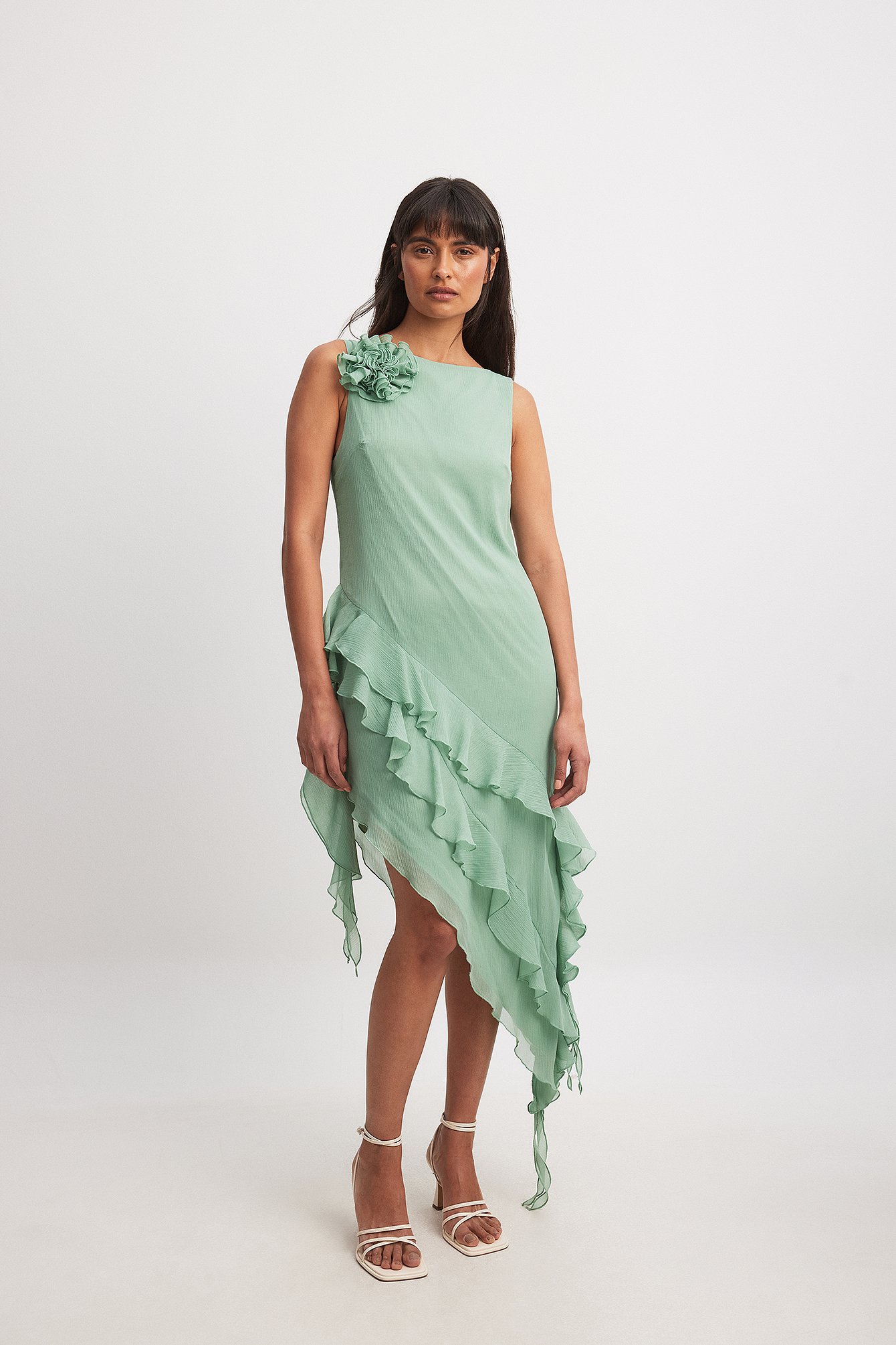 NA-KD Asymmetrisches Midikleid aus Chiffon mit Rüschendetail - Green