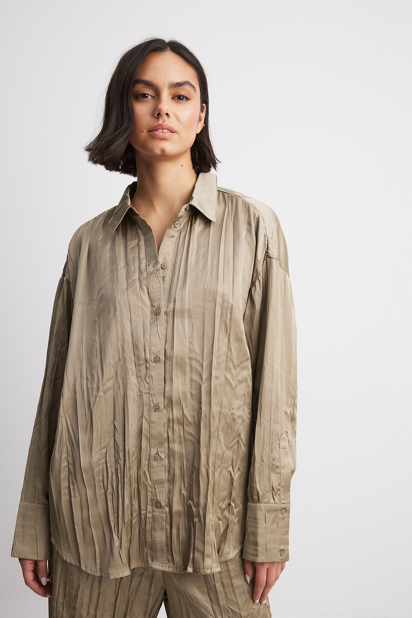 Crinkled Satin Shirt Brown | NA-KD