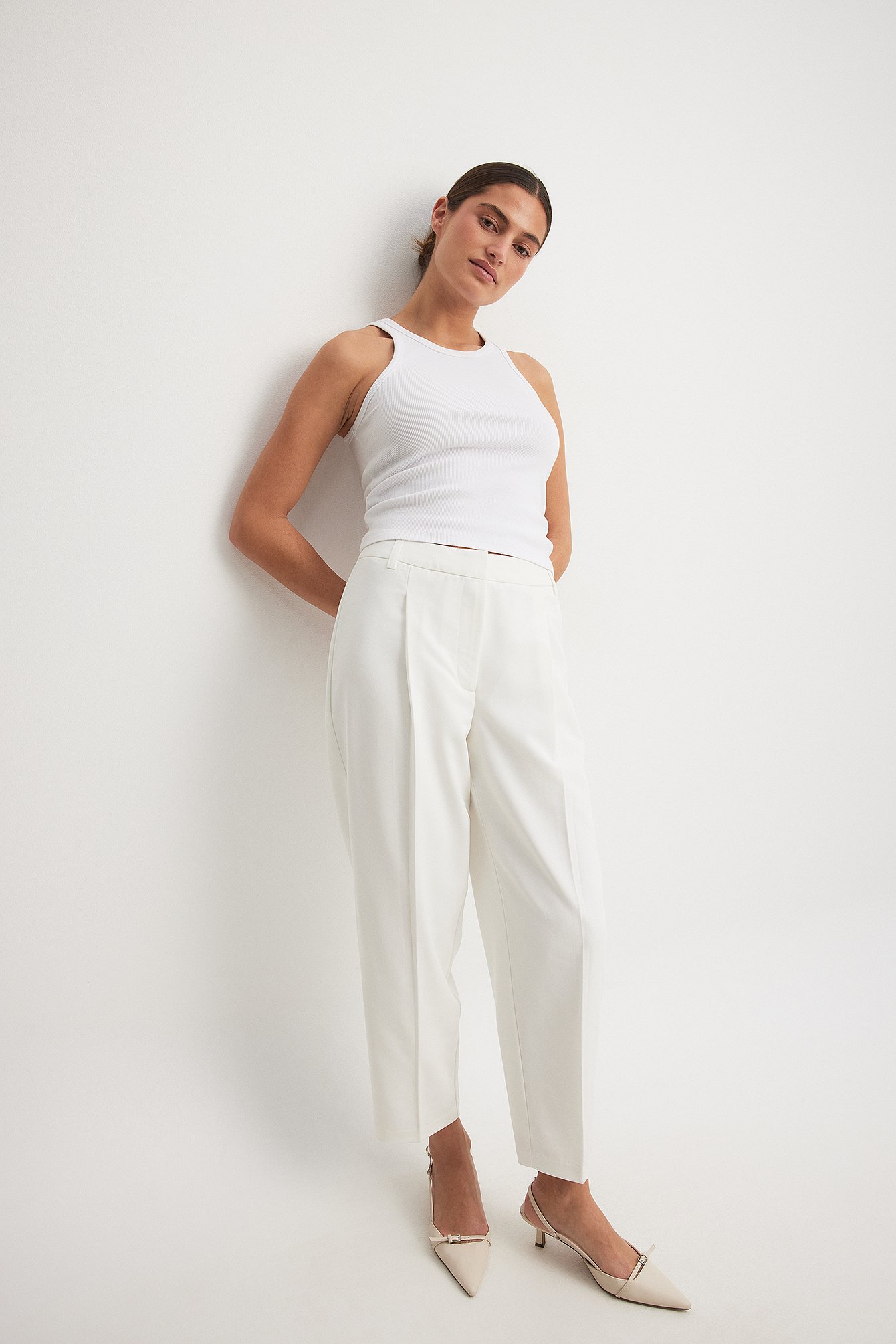 NA-KD Cropped-Anzughose mit mittlerer Taille - White