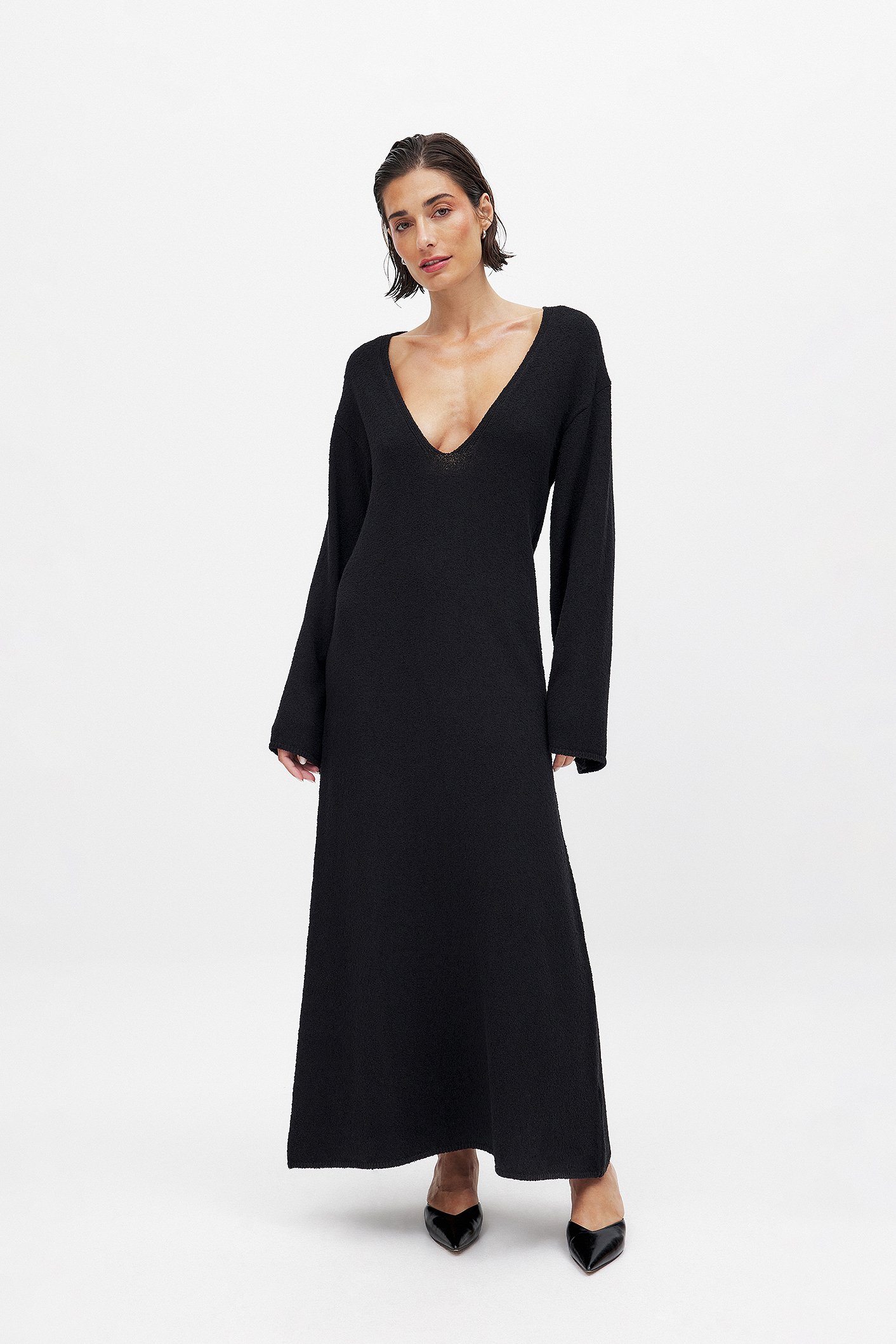 Débora Rosa x NA-KD Sukienka maxi z głębokim dekoltem w serek - Long Sleeve Maxi Dresses - Czarny - XL (EU 46) - NA-KD / NAKD