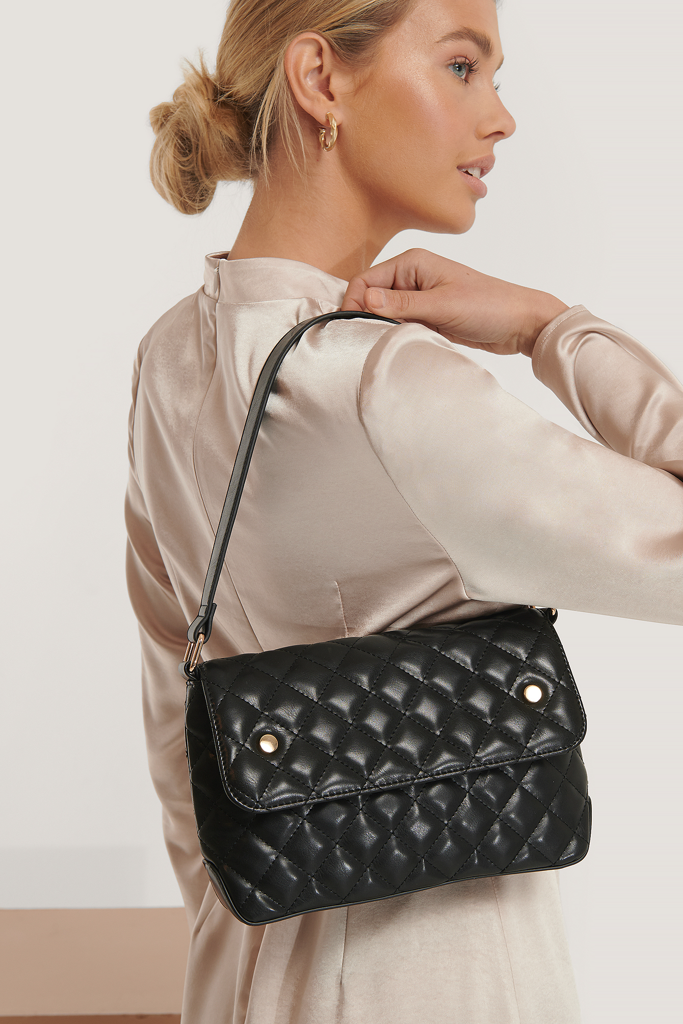 quilted shoulder bag black