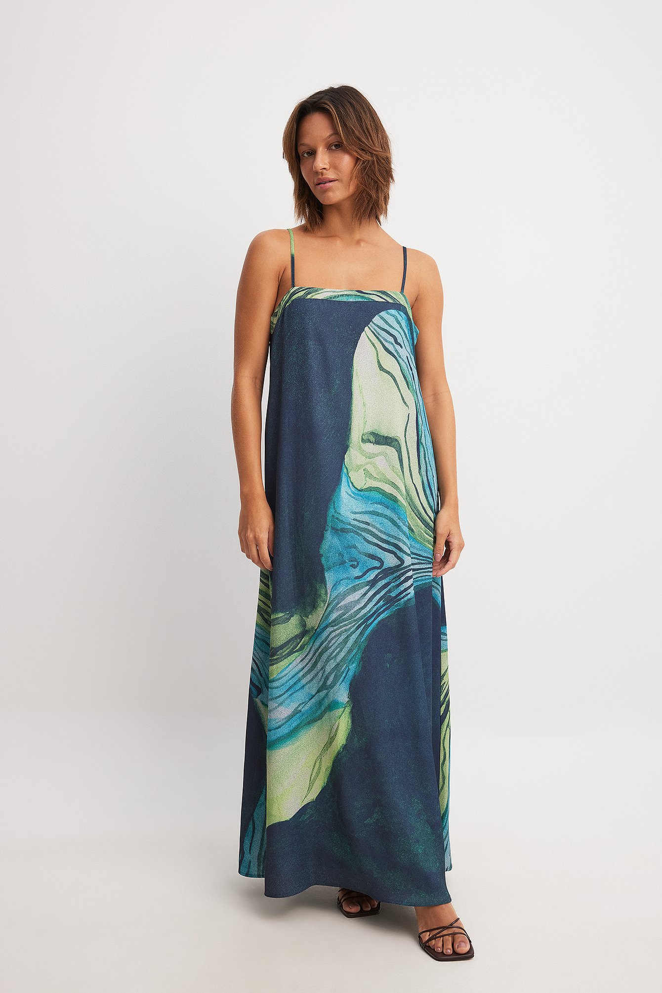 Larissa Mills x NA-KD Fließendes Maxikleid mit Print - Multicolor