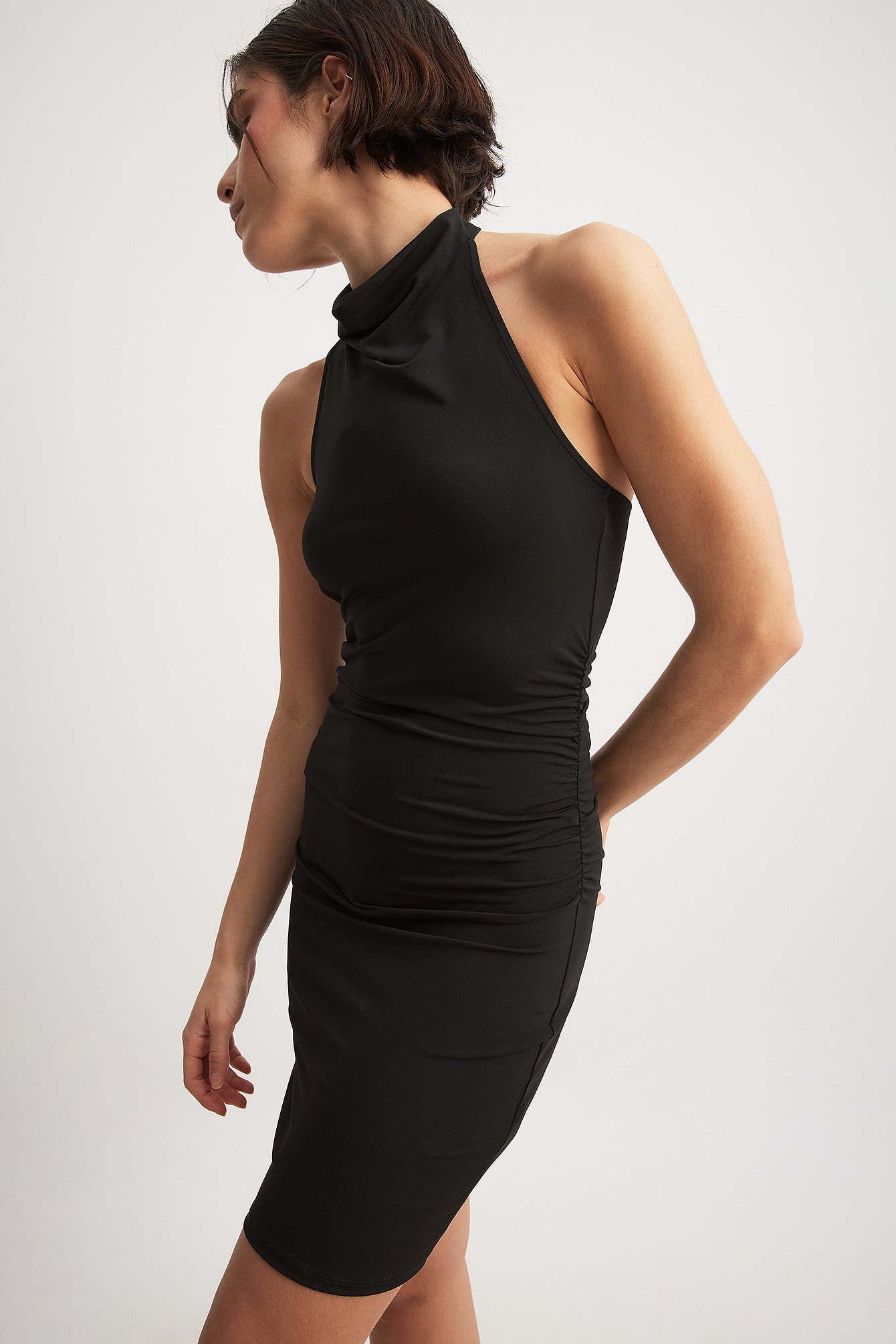 NA-KD Minikleid mit Trichterausschnitt - Black