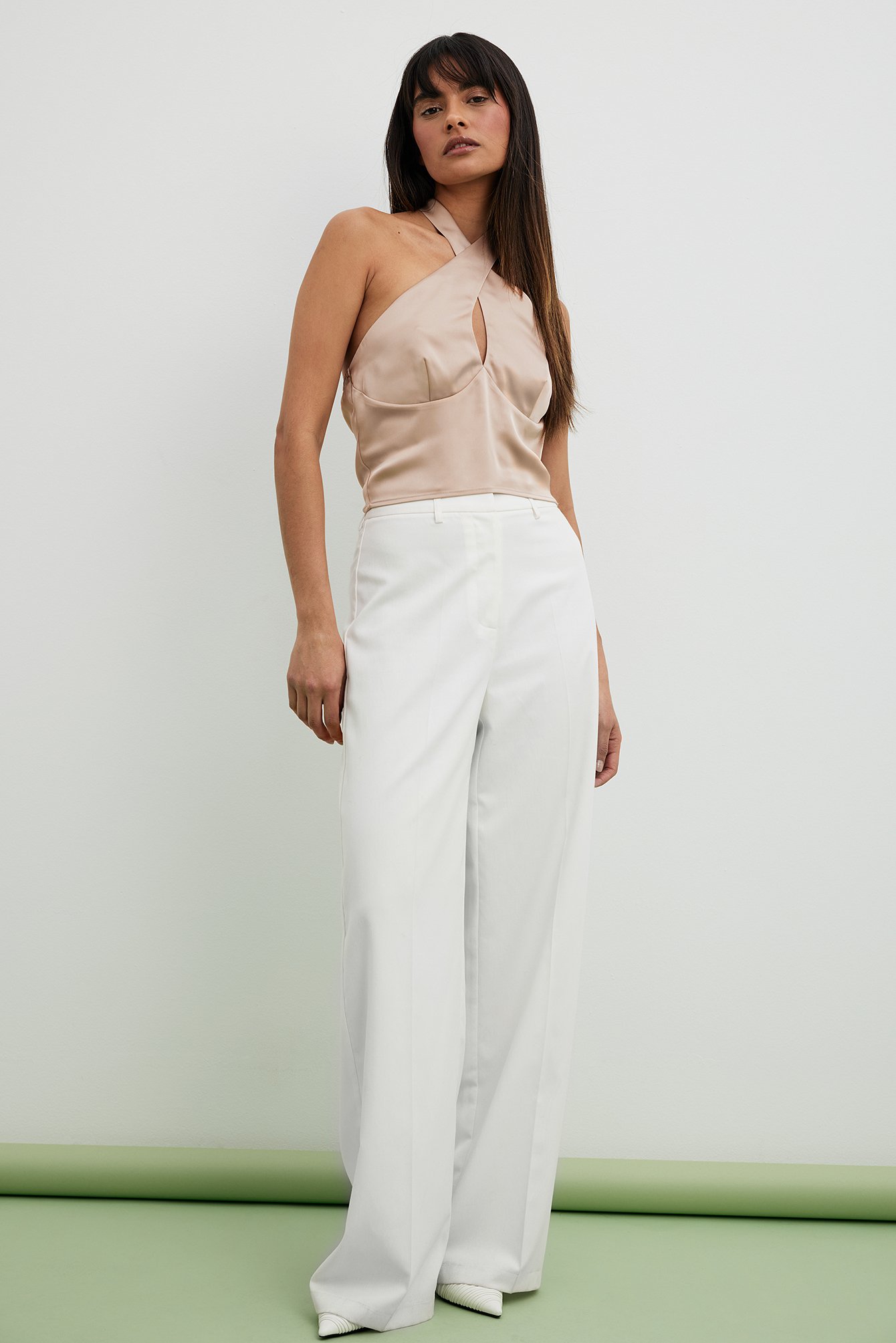 Top blanco con cuello halter retorcido de NA-KD X Olivia LVS