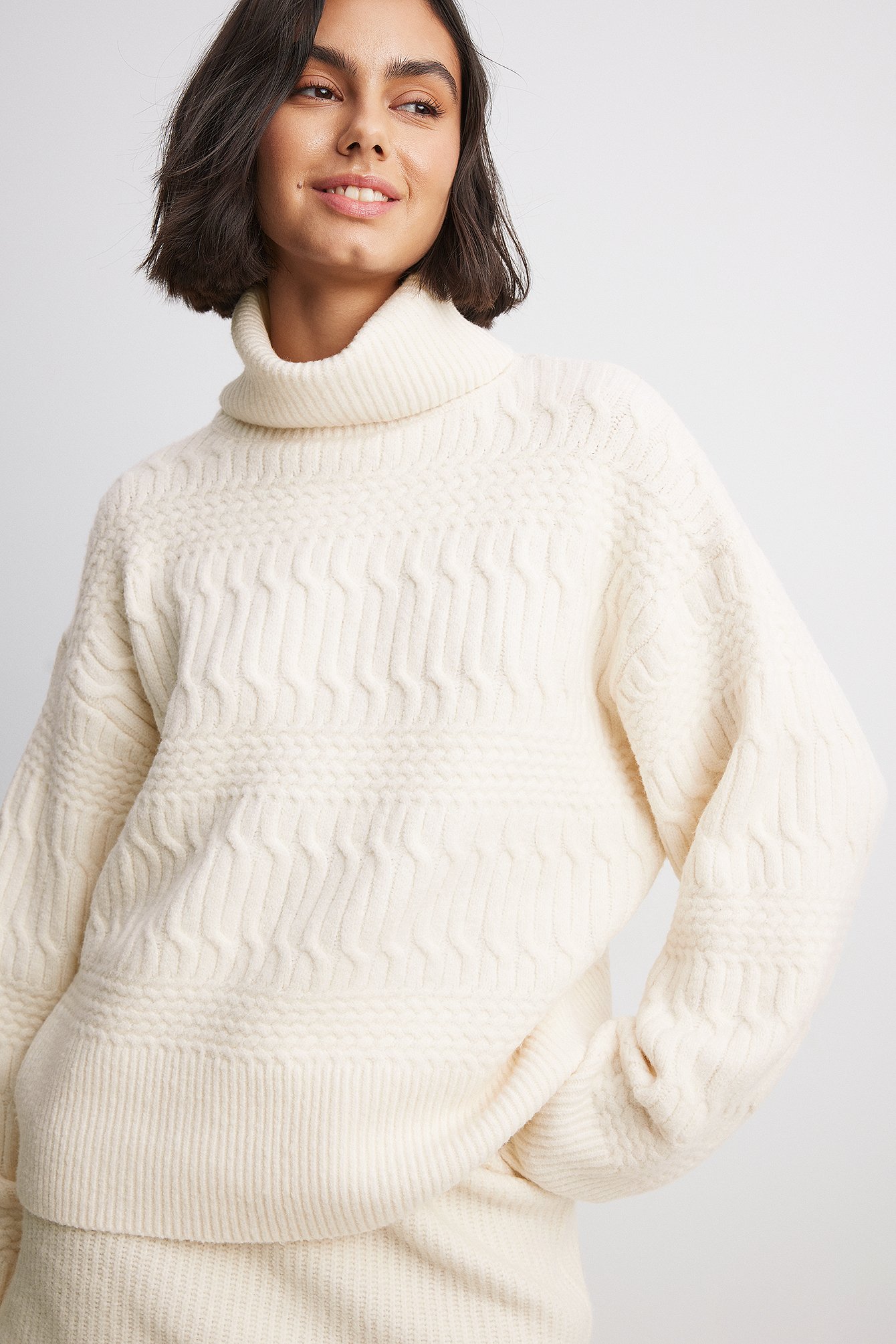 NA-KD Future Hochgeschlossener Strickpullover mit Zopfmuster - Offwhite