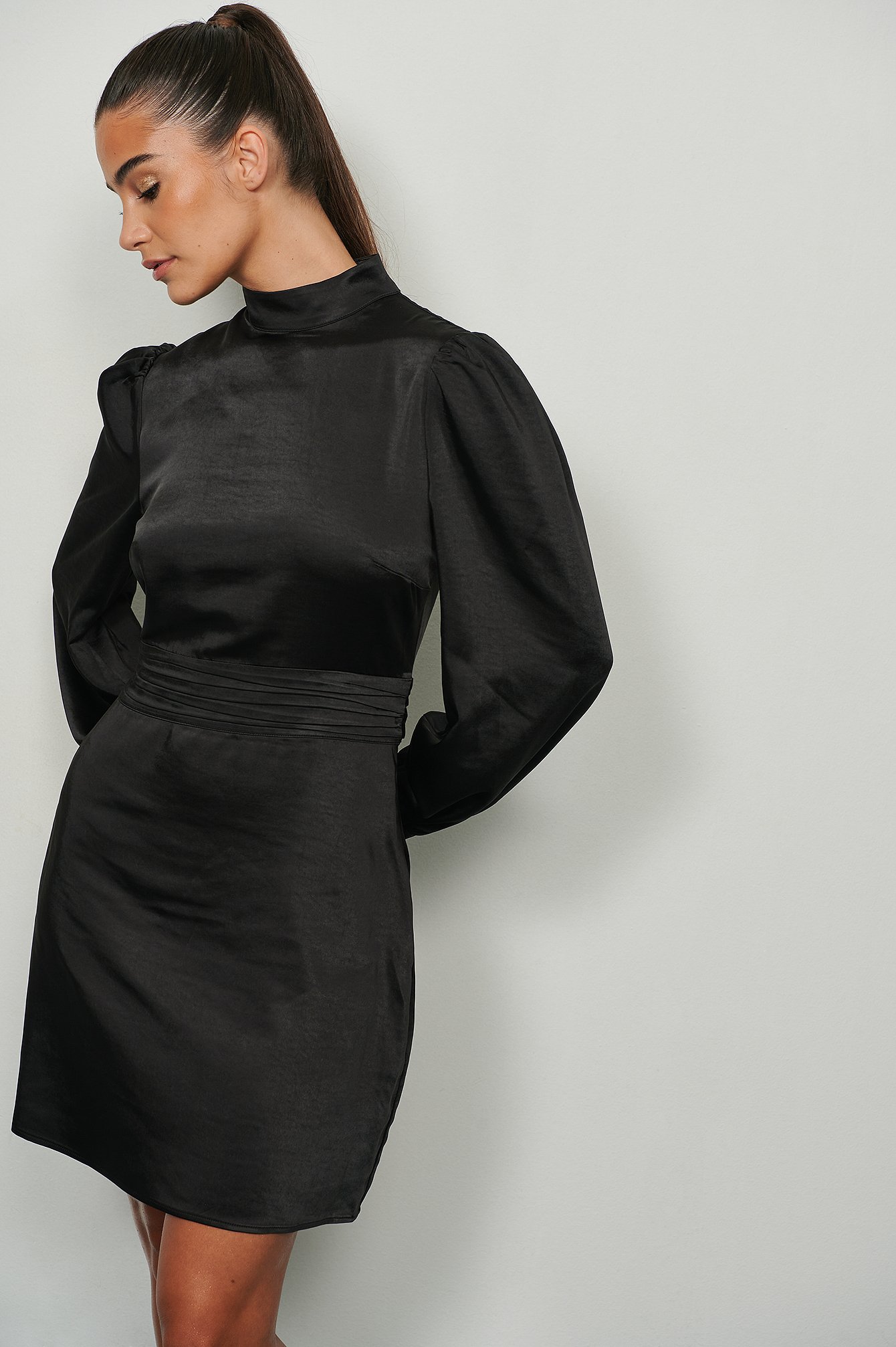Satijnen jurk met hoge halslijn Zwart | NA-KD