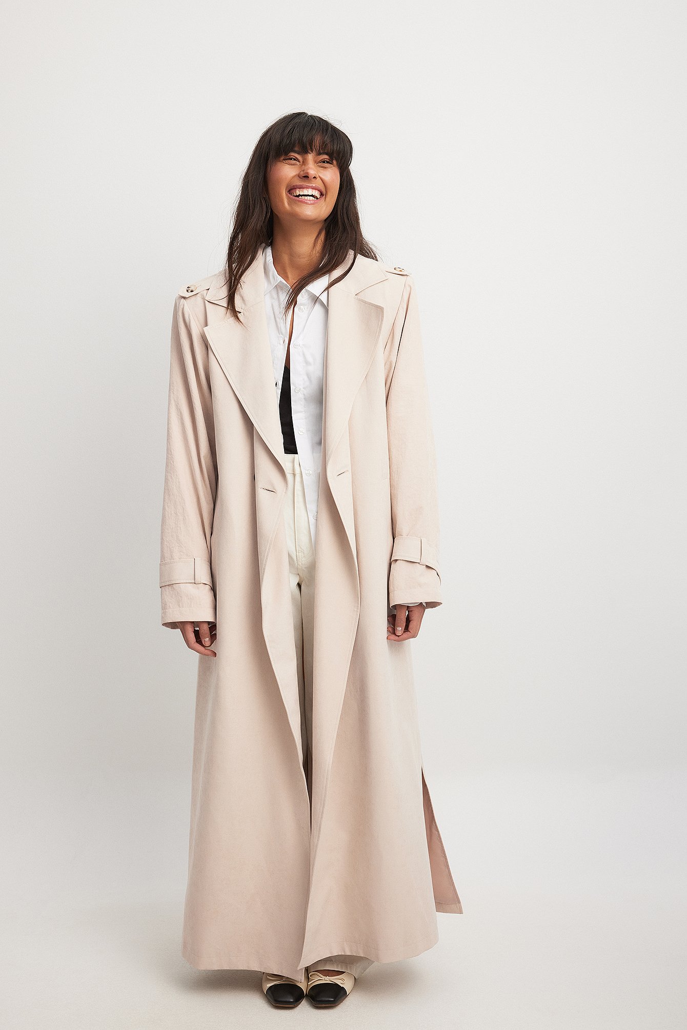 Laura Jade Stone x NA-KD Langer Trenchcoat mit Schulterpolstern - Beige