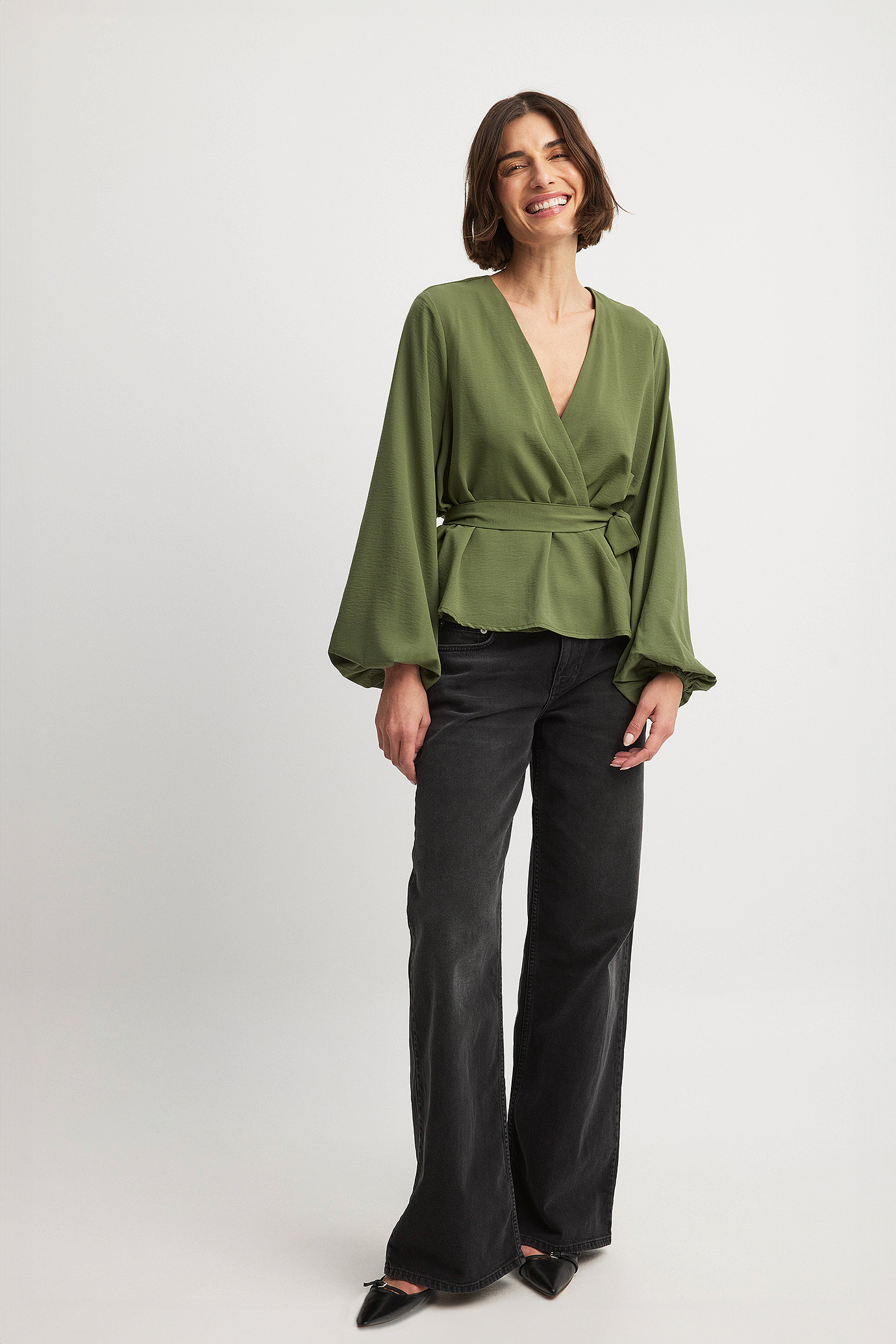 Shop Na-kd Langärmelige Bluse Mit Überlappenden Bändern Zum Binden In Green