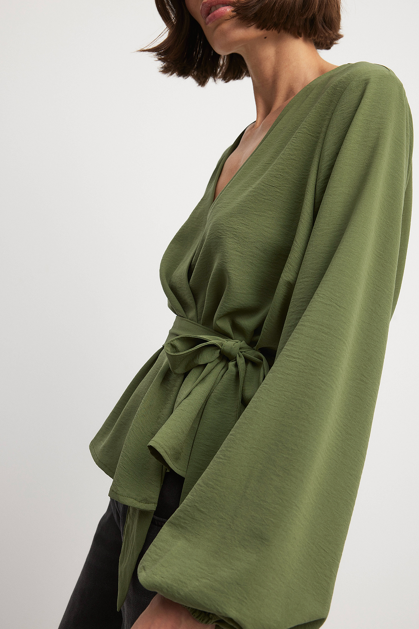 Shop Na-kd Langärmelige Bluse Mit Überlappenden Bändern Zum Binden In Green