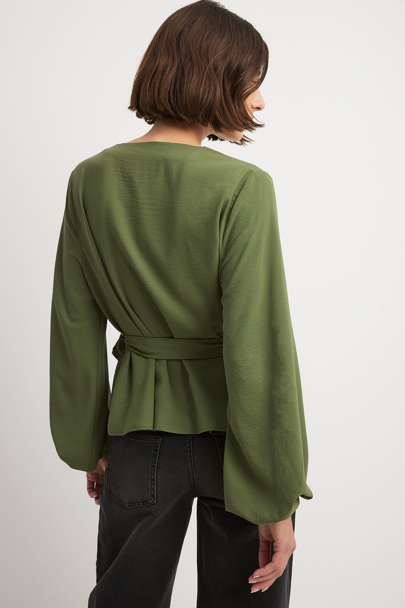 Shop Na-kd Langärmelige Bluse Mit Überlappenden Bändern Zum Binden In Green