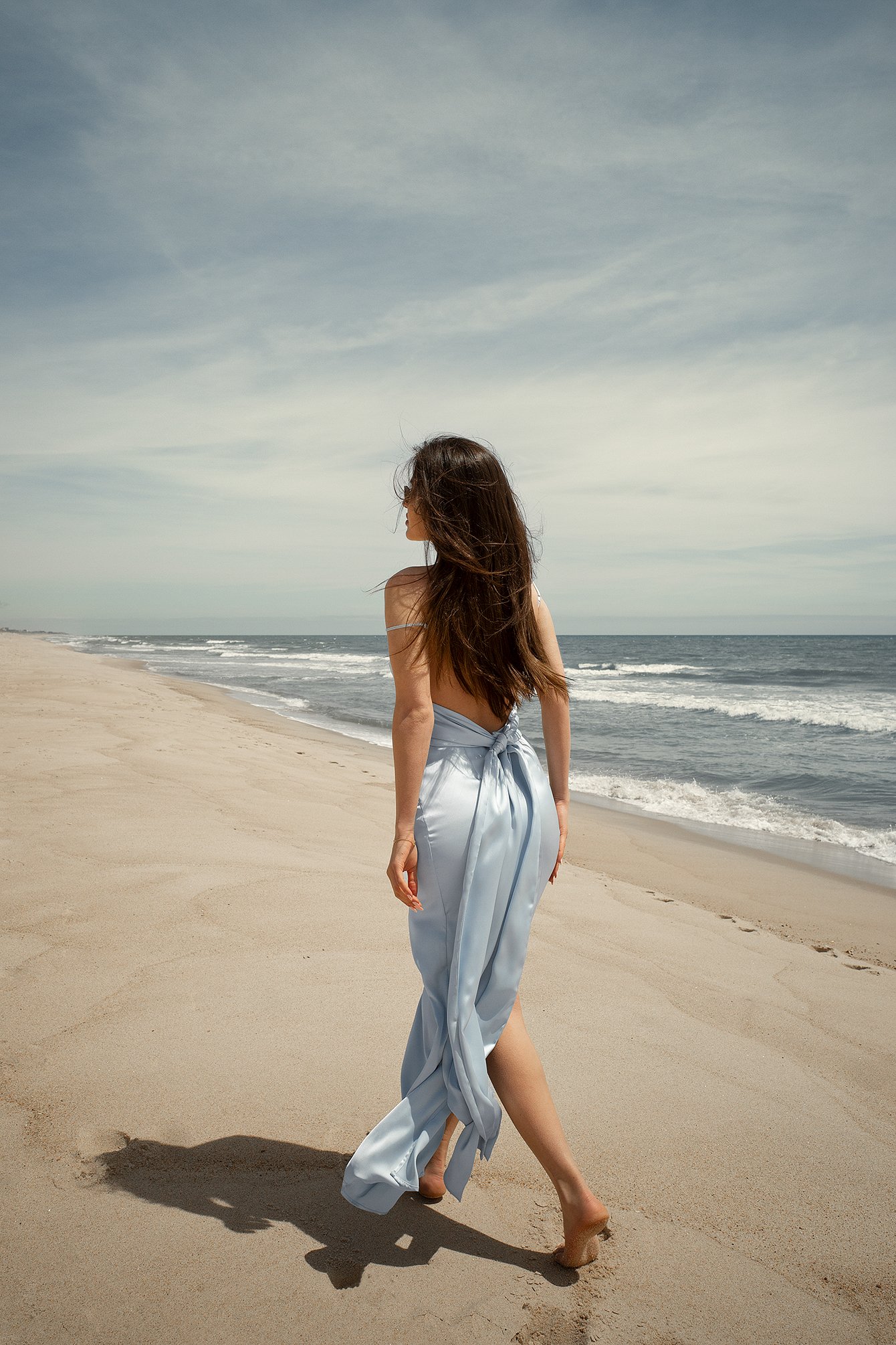 Chloé Schuterman x NA-KD Maxikleid aus Satin mit tiefem Rückenausschnitt - Blue