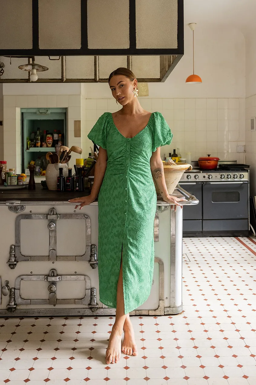https://www.na-kd.com/globalassets/magazine/what-colour-shoes-with-a-green-dress-a-styling-guide/puffy_sleeve_button_detail_midi_dress_1797-000045-0010_2_editorial.jpg?ref=CB27EBBA4E