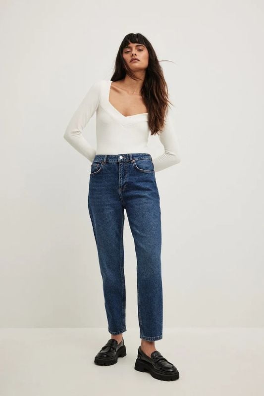 https://www.na-kd.com/globalassets/magazine/what-tops-to-wear-with-mom-jeans-in-2023/what-tops-to-wear-with-mom-jeans-in-2023.jpg?ref=3A9FEB863D