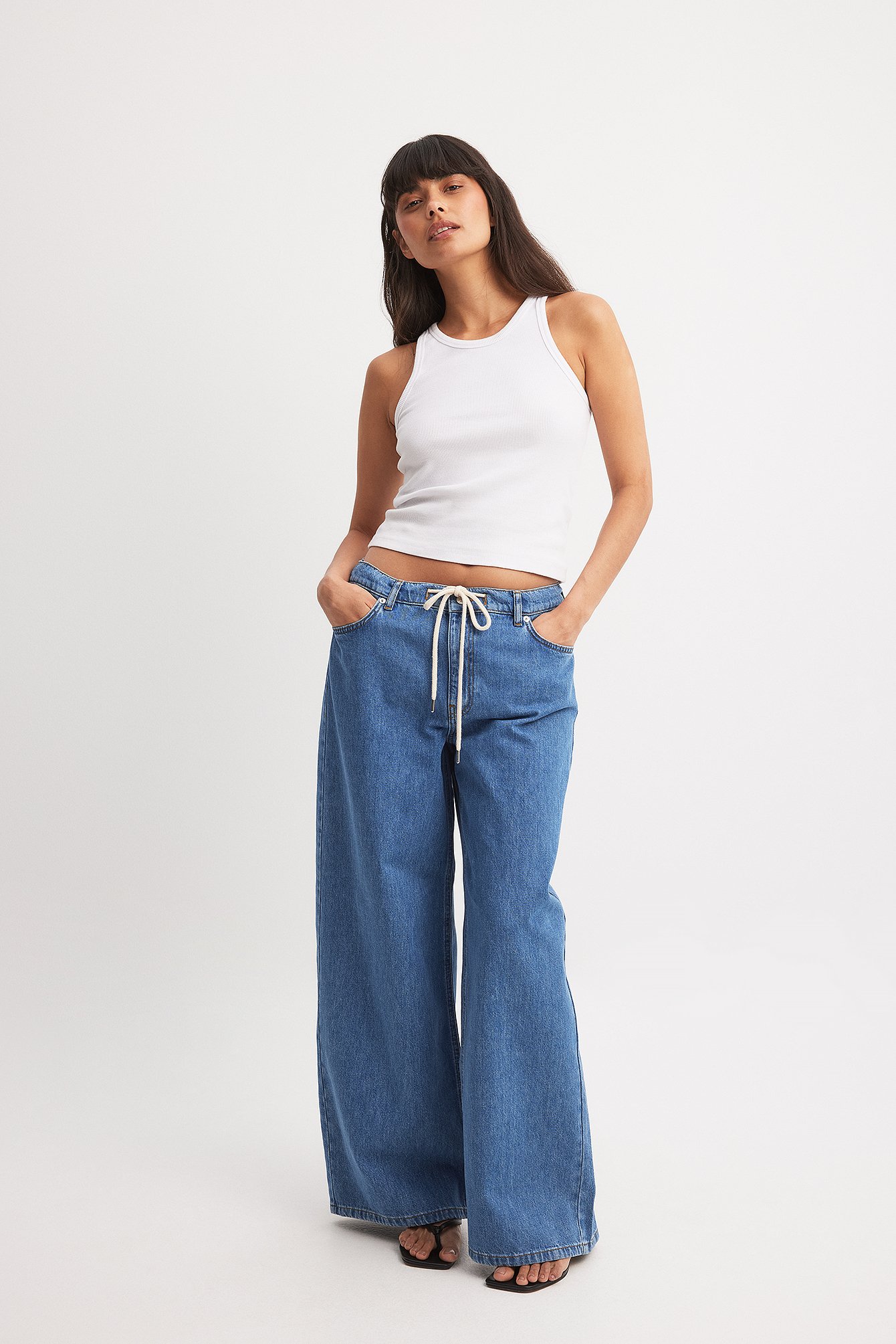 The Hanna Schönberg Edit Jeans mit halbhoher Taille und Tunnelzug - Blue