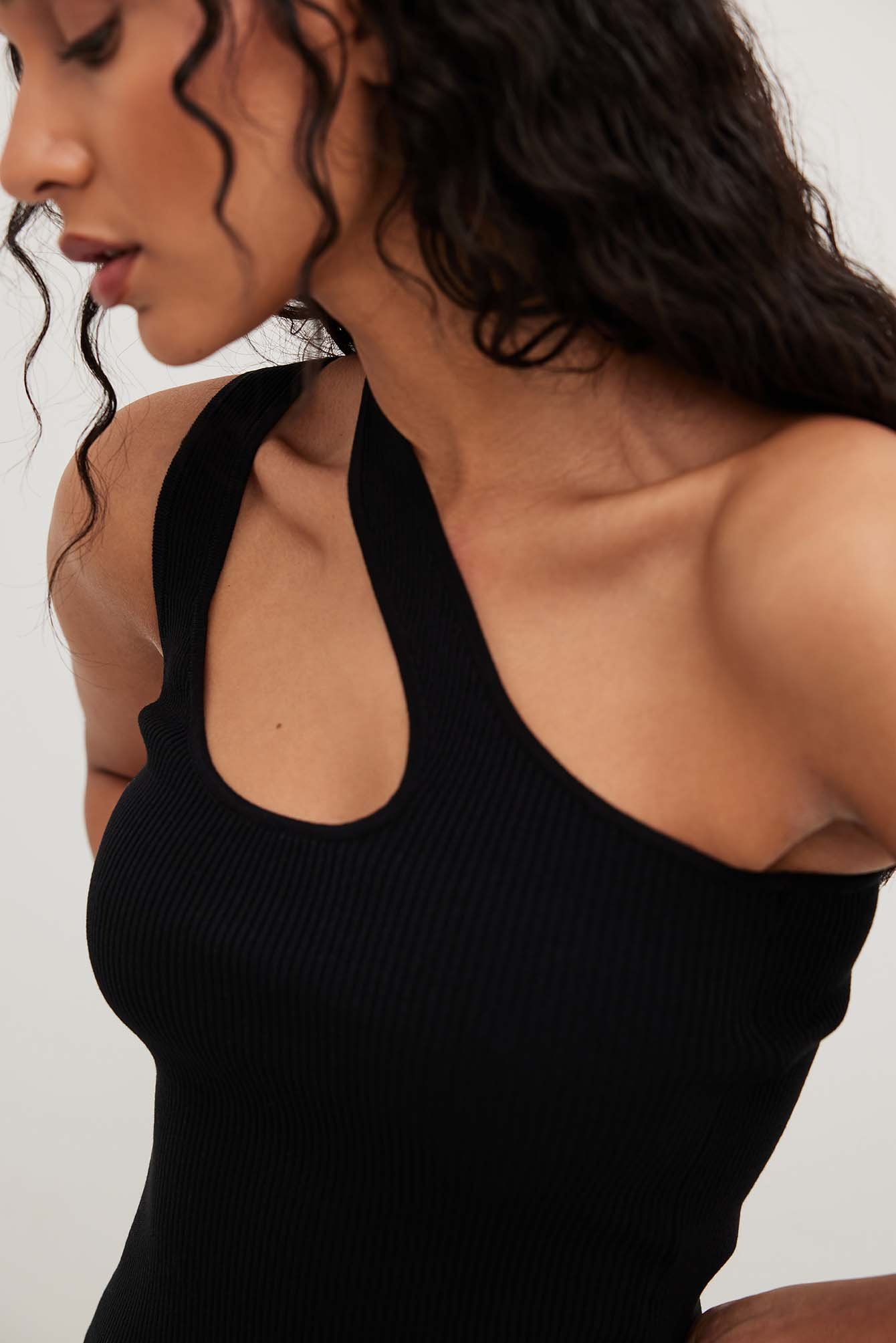 Asymmetric Knitted Ribbed Singlet Black | NA-KD