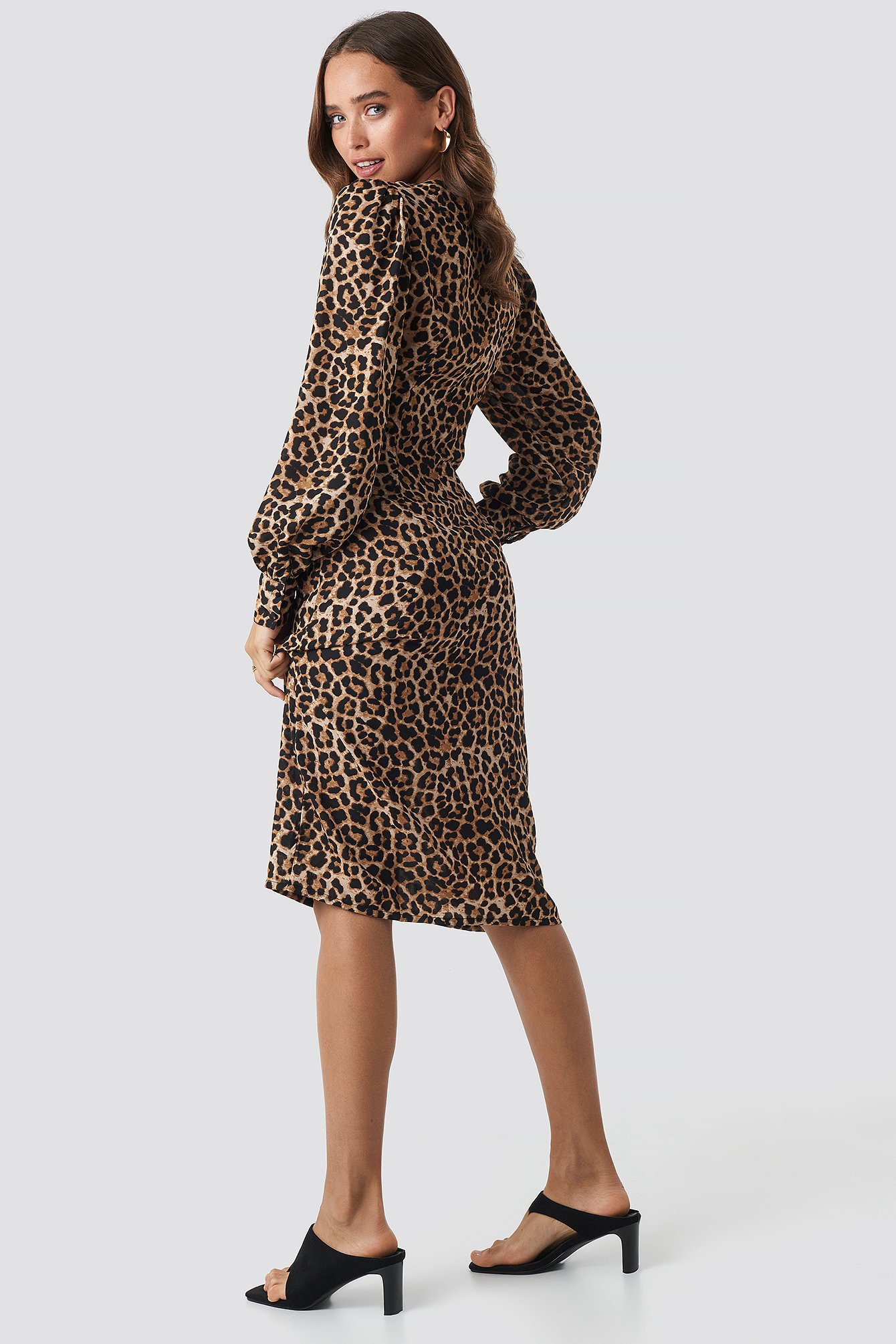 buttoned front v-neck dress brown in leoprint