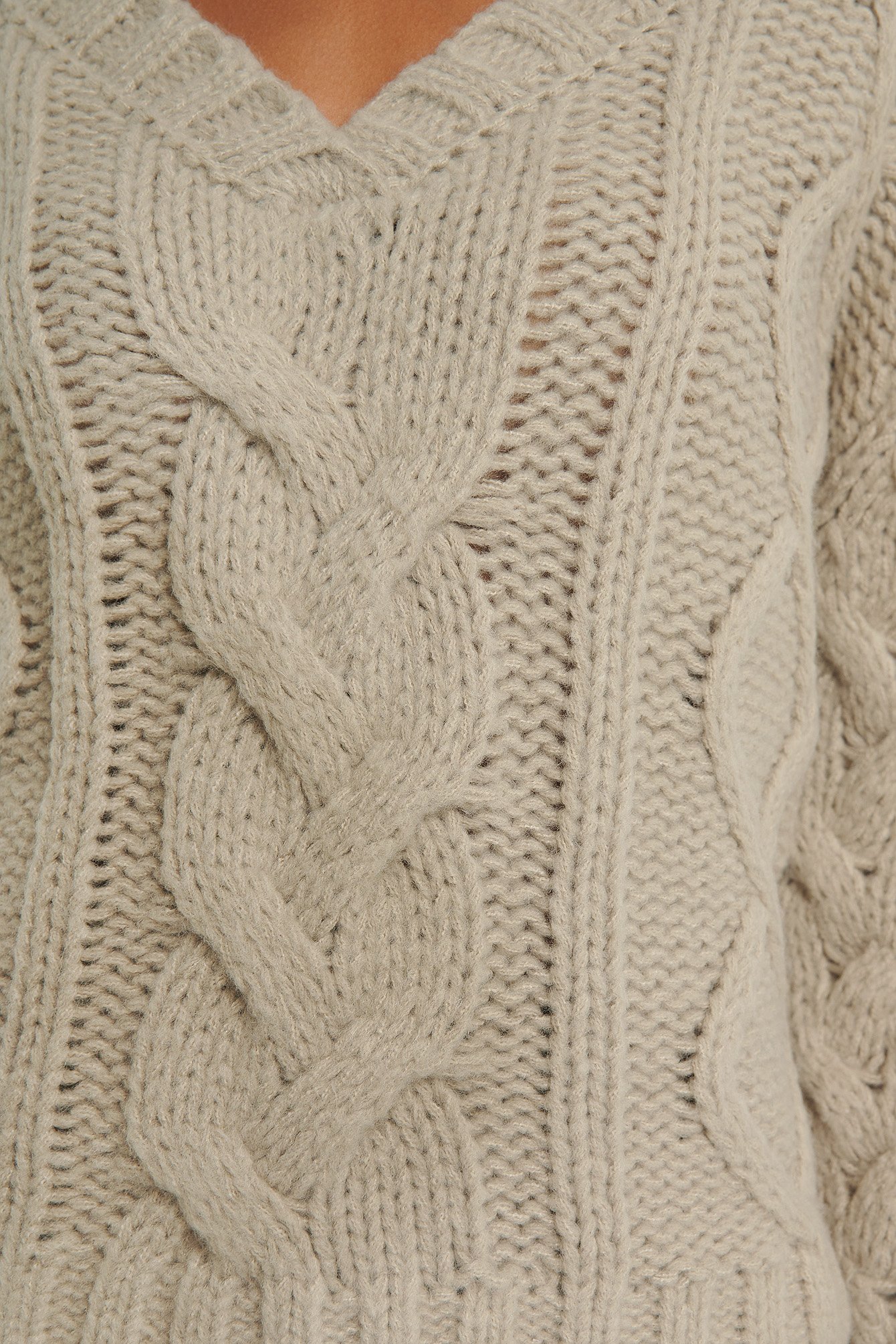 Chunky Knit V-neck Cable Sweater Beige | NA-KD