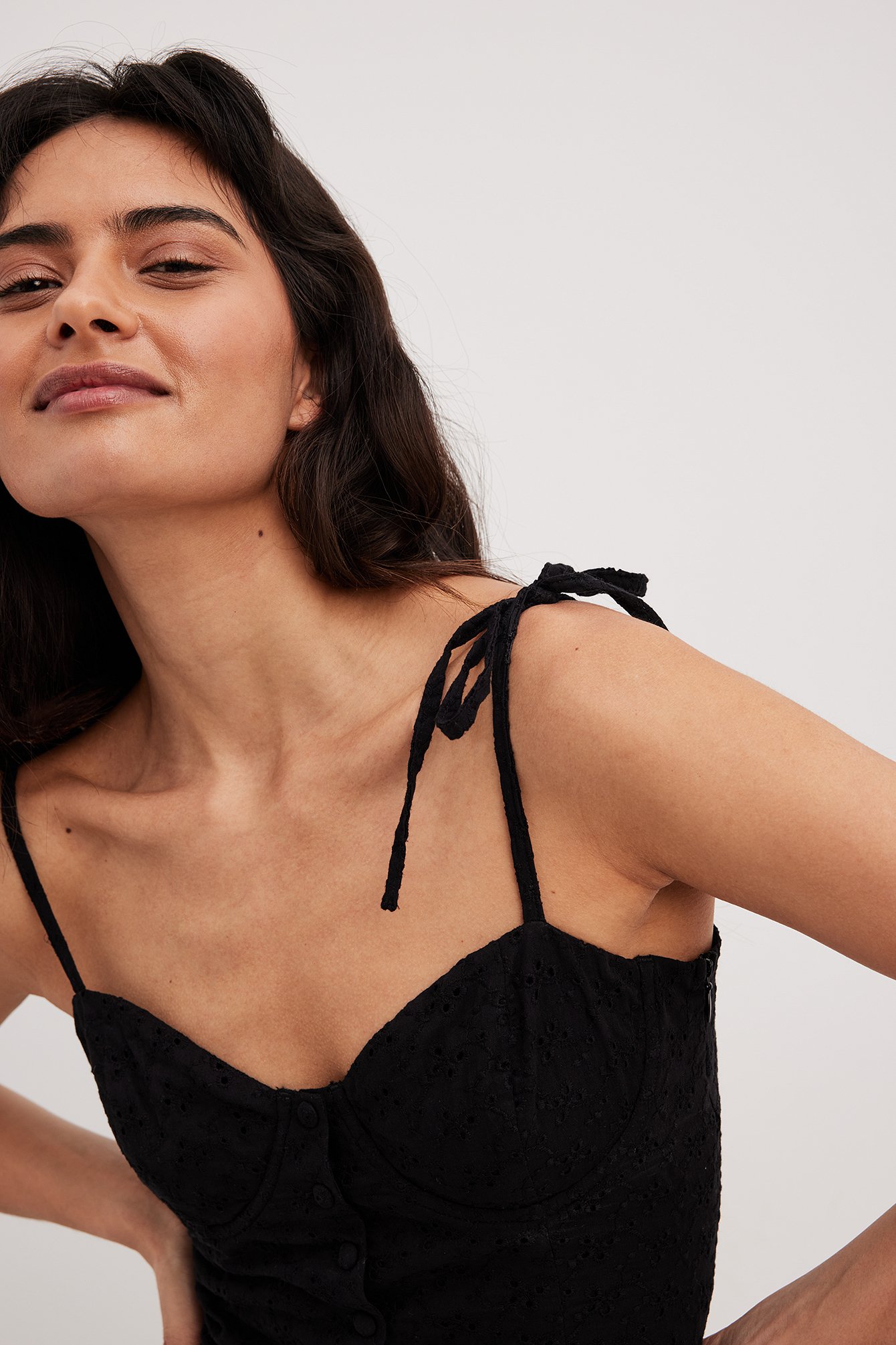 Chloé Schuterman x NA-KD Singlet mit Körbchendetail - Black