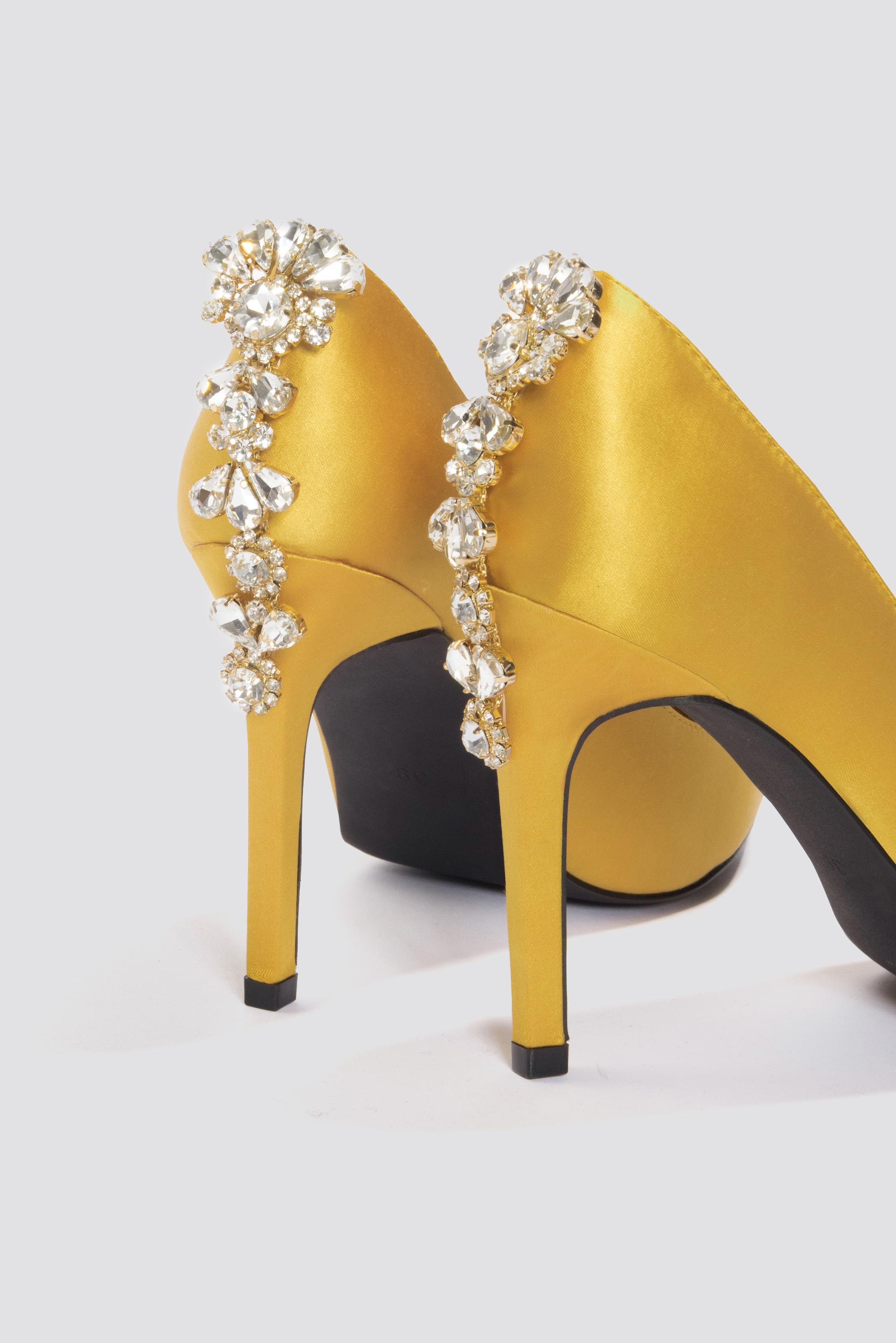 yellow gold pumps