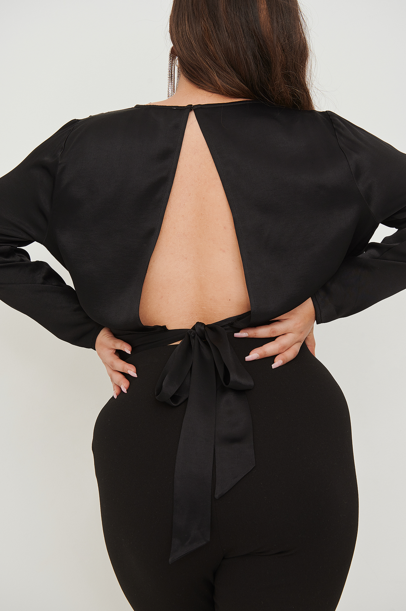 Verbieden Vol weer Satijnen blouse met open rug Zwart | NA-KD