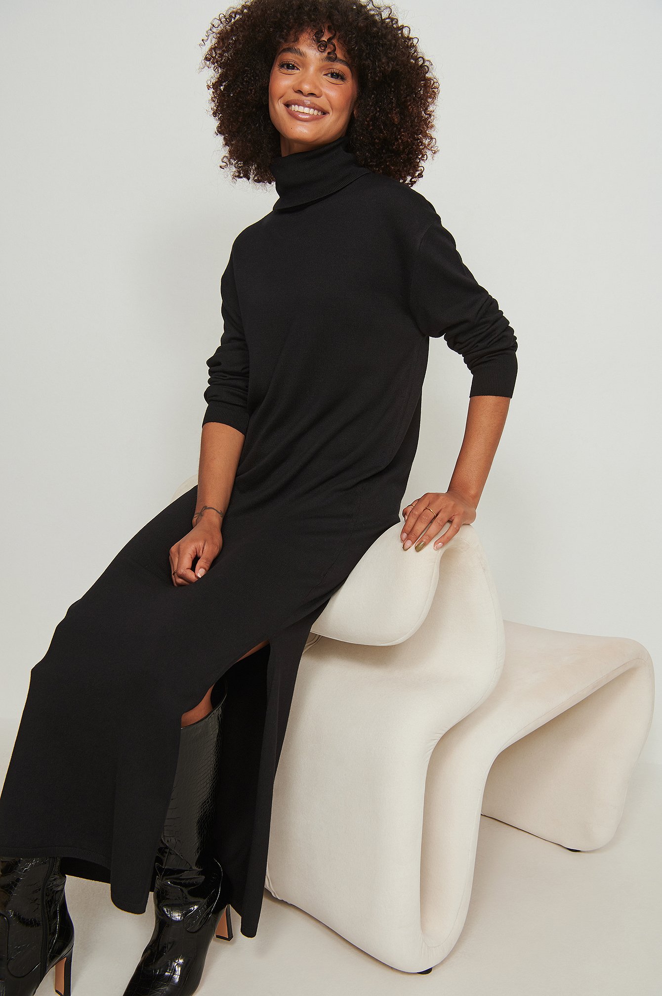 Lange gebreide jurk met split en hoge halslijn Zwart | NA-KD