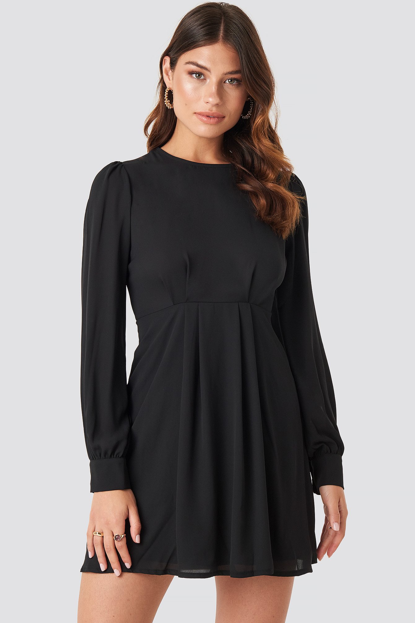 Open Back Flowy Mini Dress Black | na-kd.com