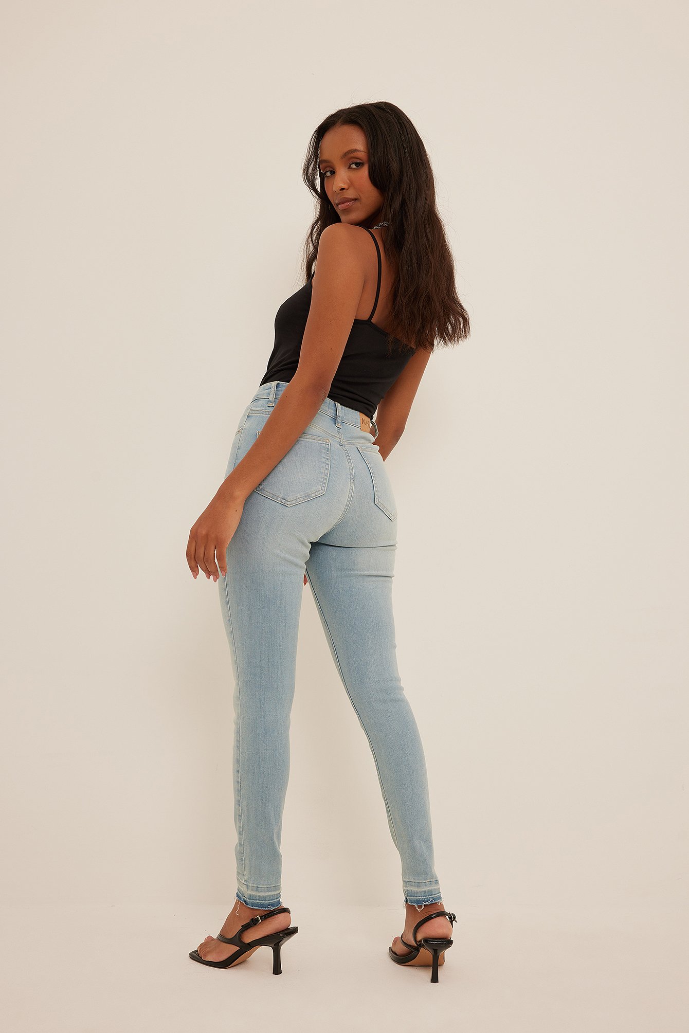 Contour Havoc Percentage Skinny jeans met hoge taille en open zoom Blauw | NA-KD