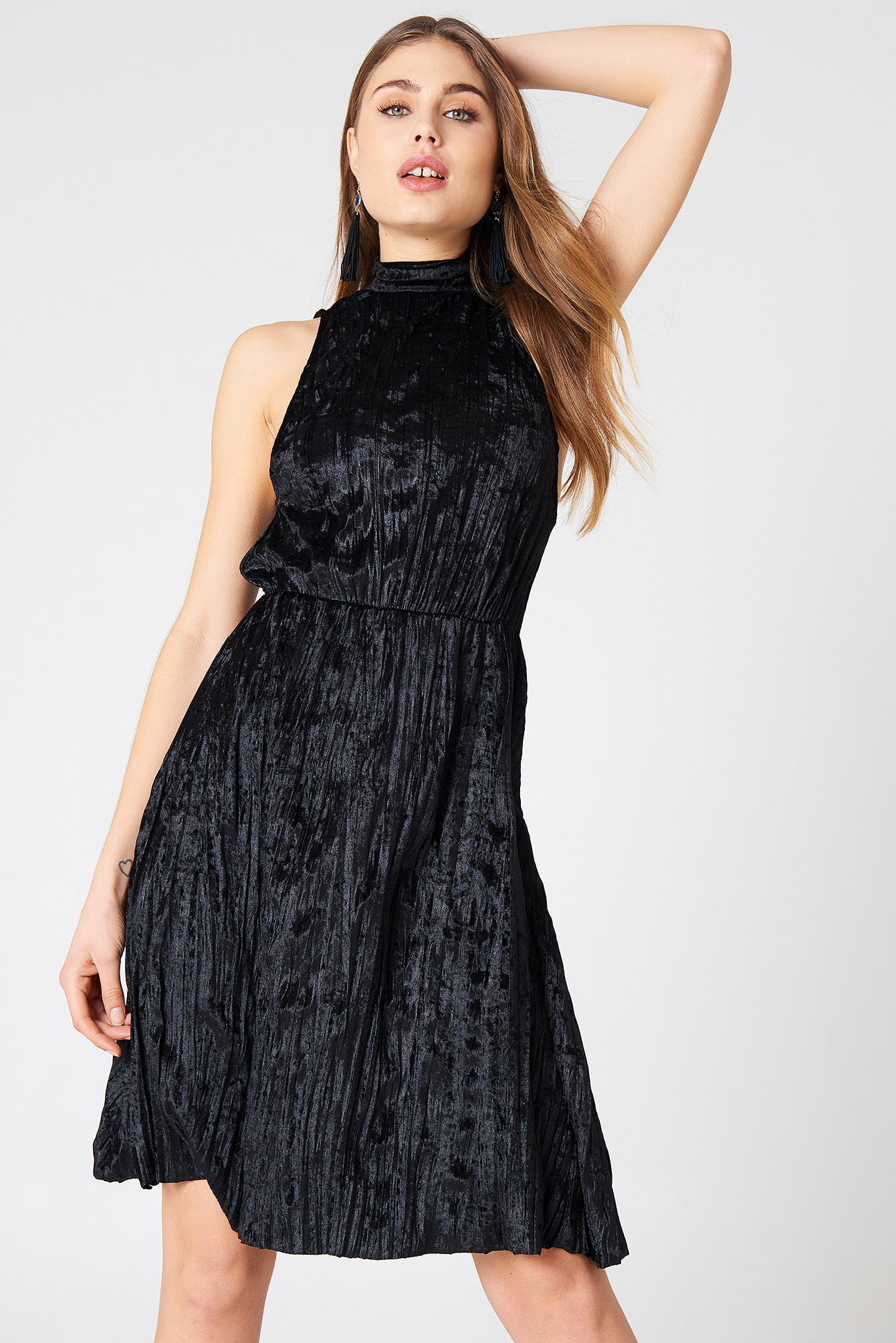 Aksamitna plisowana sukienka ze stójką Czarny | NA-KD