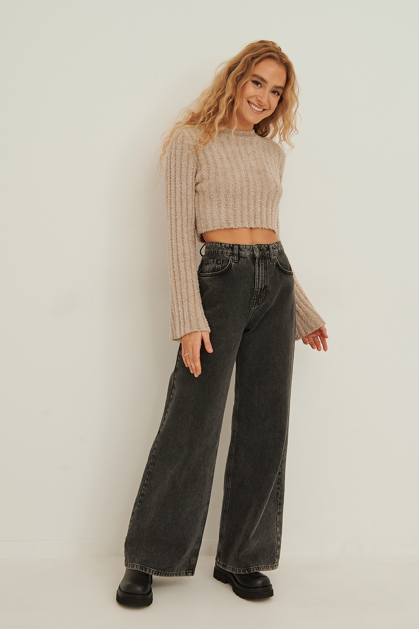 Round Neck Knitted Fluffy Cropped Sweater Beige | na-kd.com