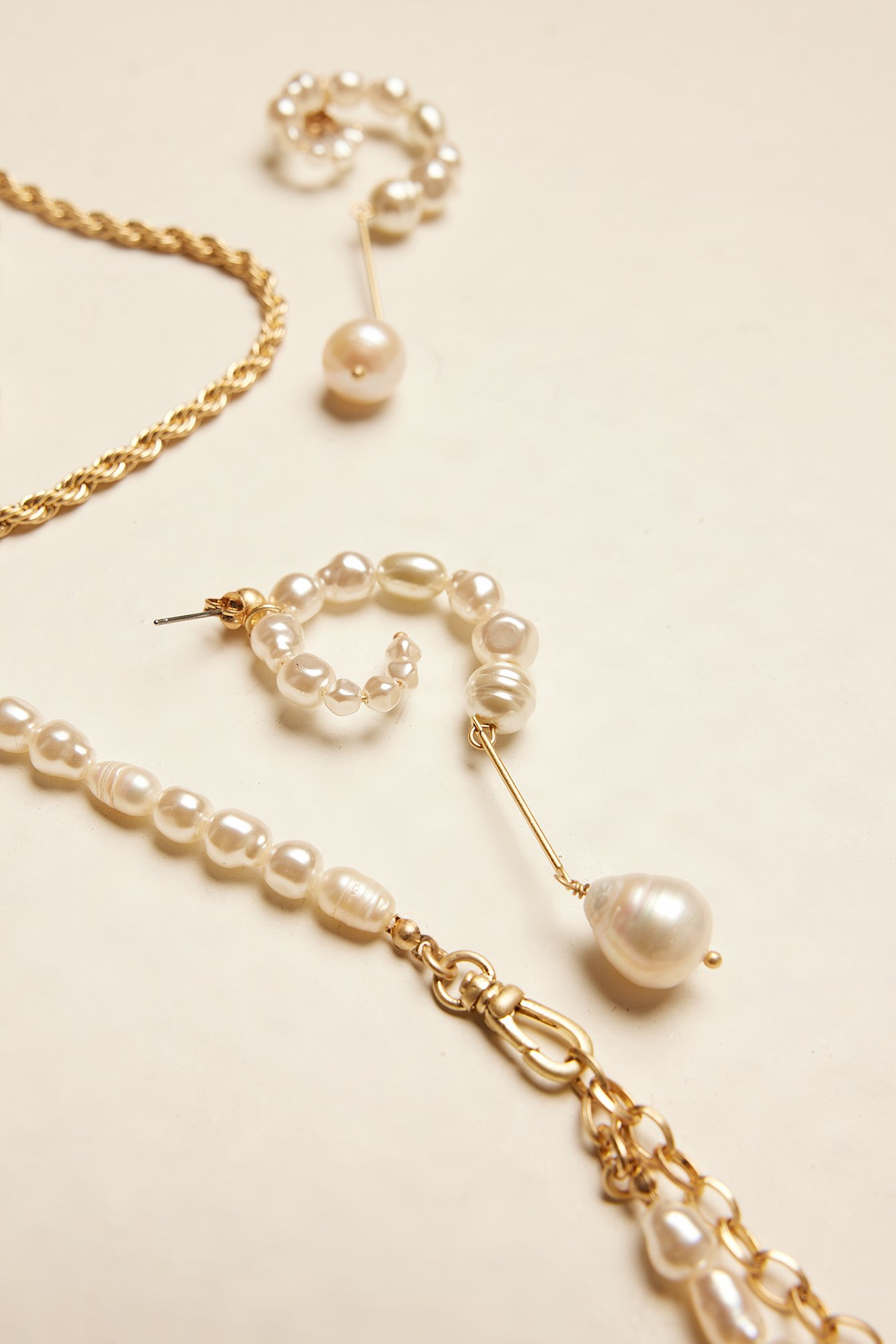 Swirl Hanging Pearl Earrings White | NA-KD