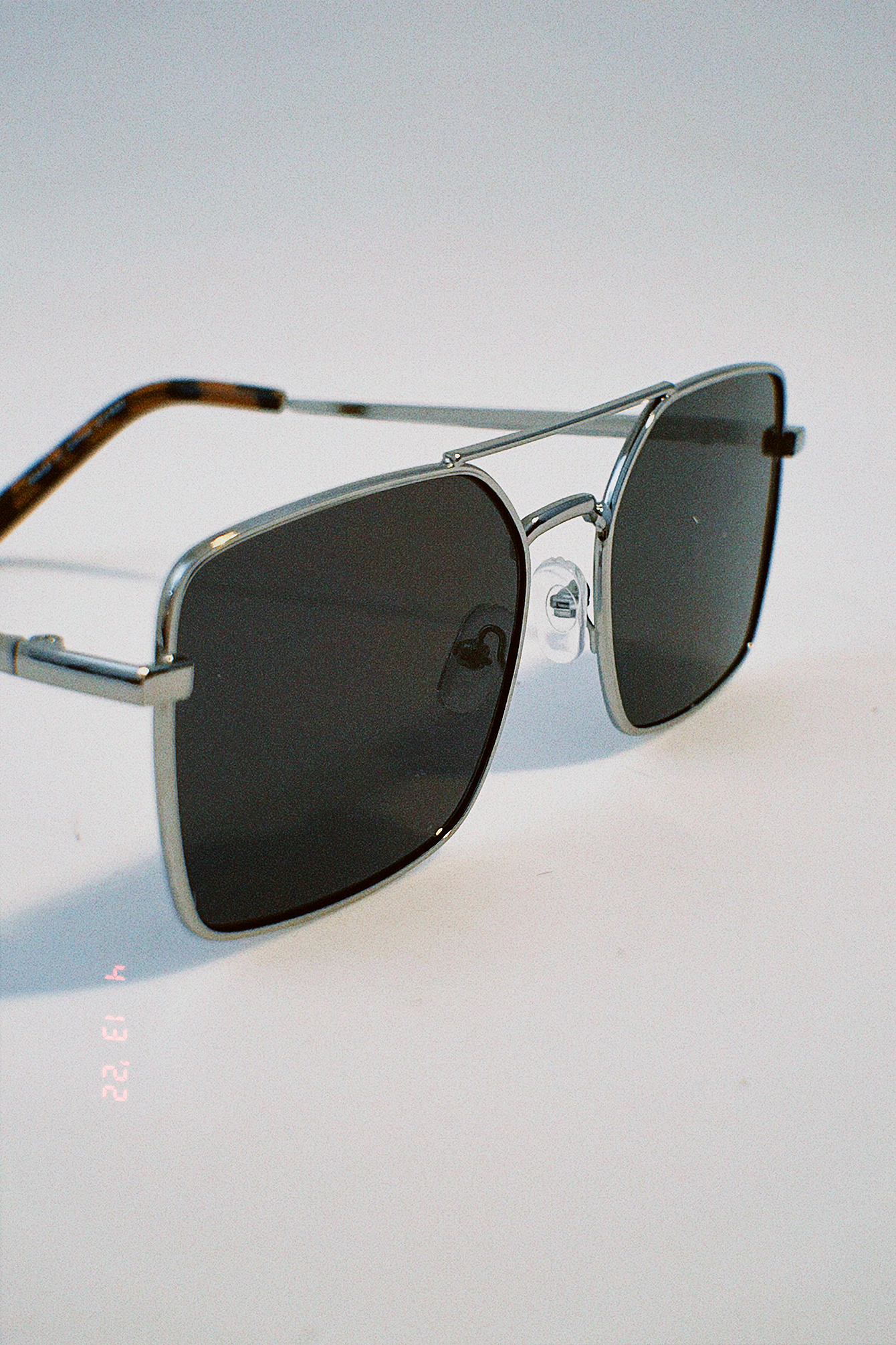 Concessie Realistisch Elektronisch Gerecyclede zonnebril met wijd draadmontuur Zilver | NA-KD