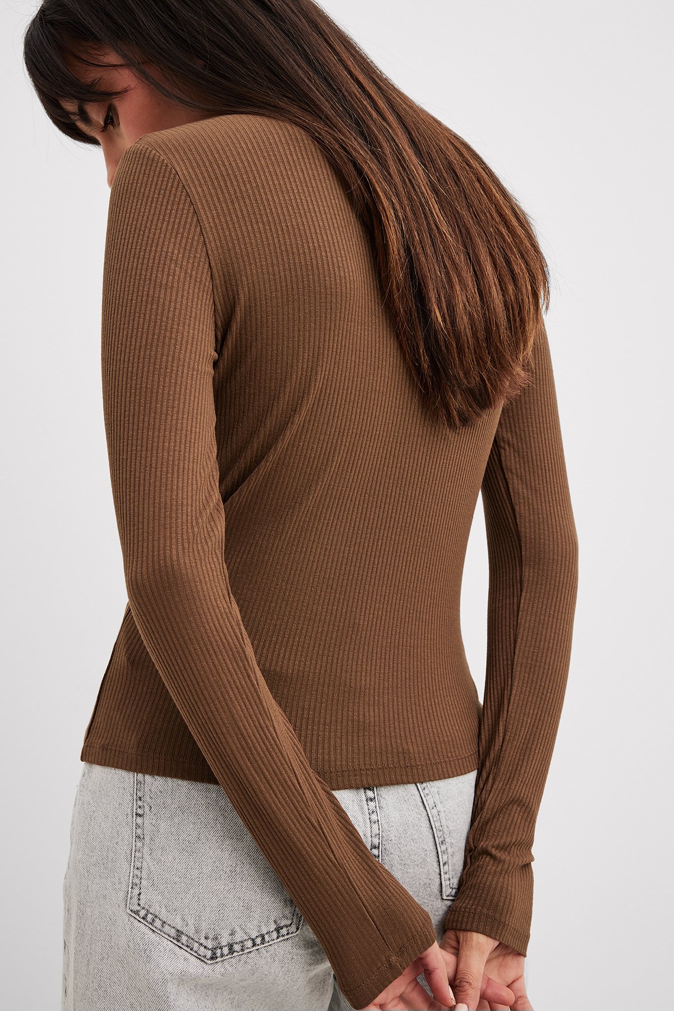 NA-KD Basic Gerippter Pullover mit langen Ärmeln und Rollkragen - Brown