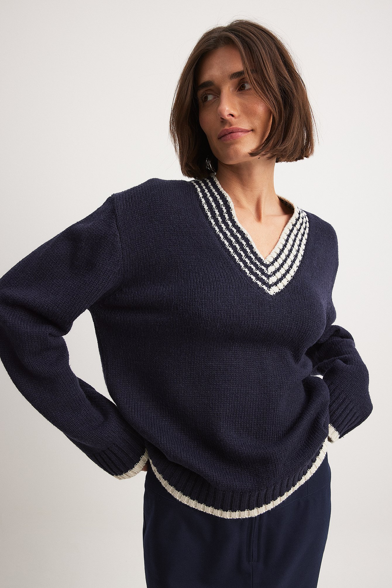 The Hanna Schönberg Edit Oversized-Pullover mit V-Ausschnitt und Kontrastdetail - Navy