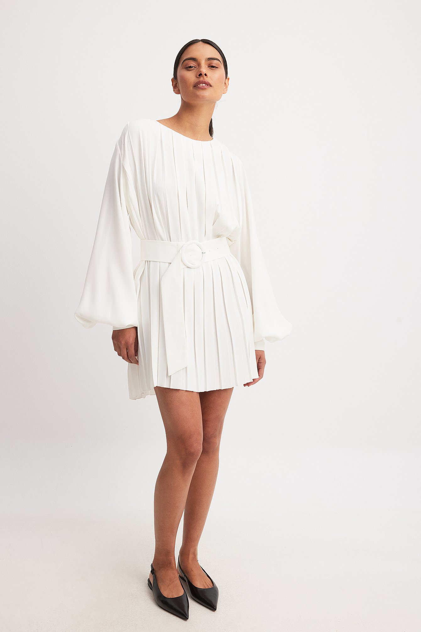 Chloe Rose x NA-KD Pleated Woven Balloon Sleeve Mini Dress - White