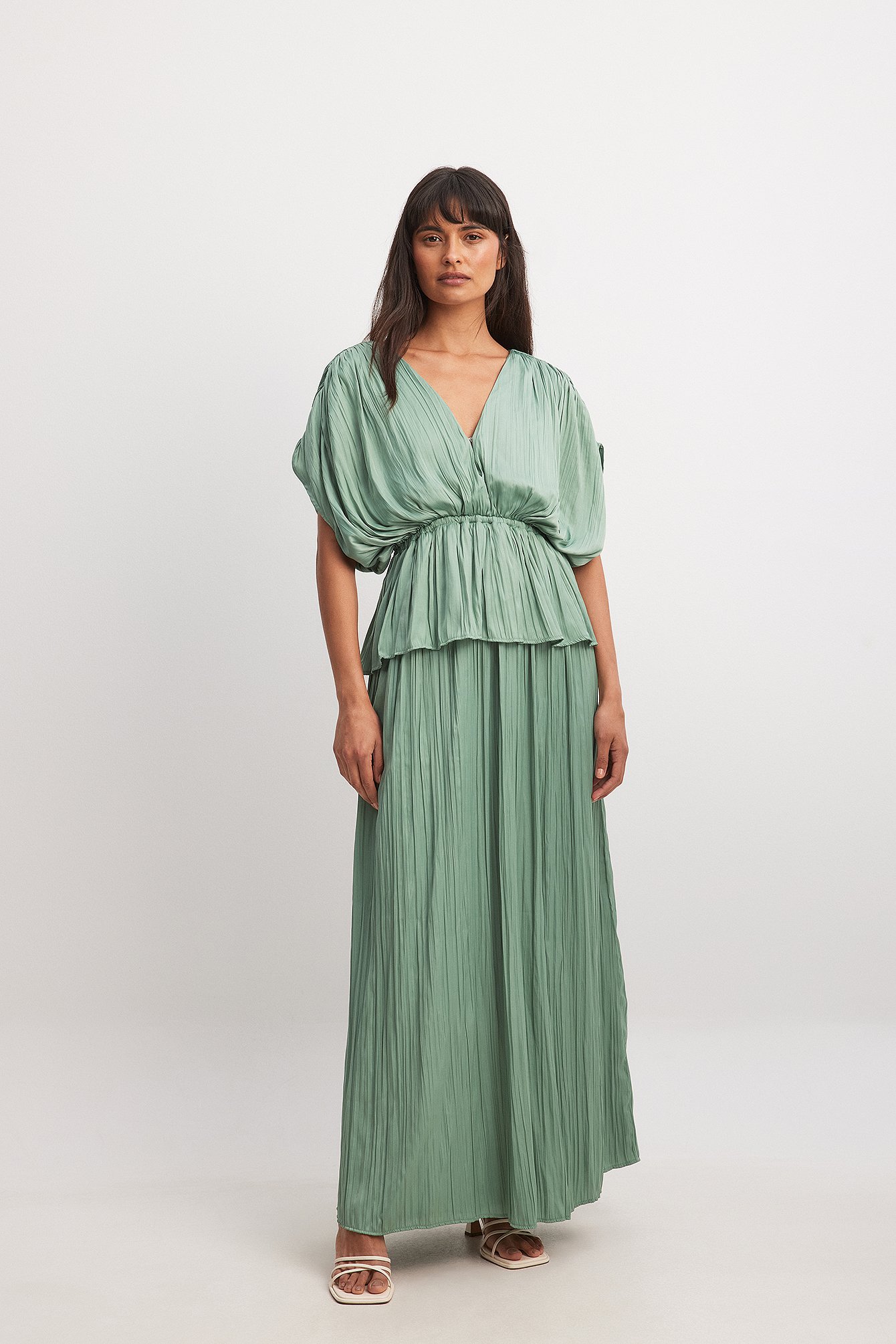 NA-KD Plissee-Maxikleid mit Lagen - Green