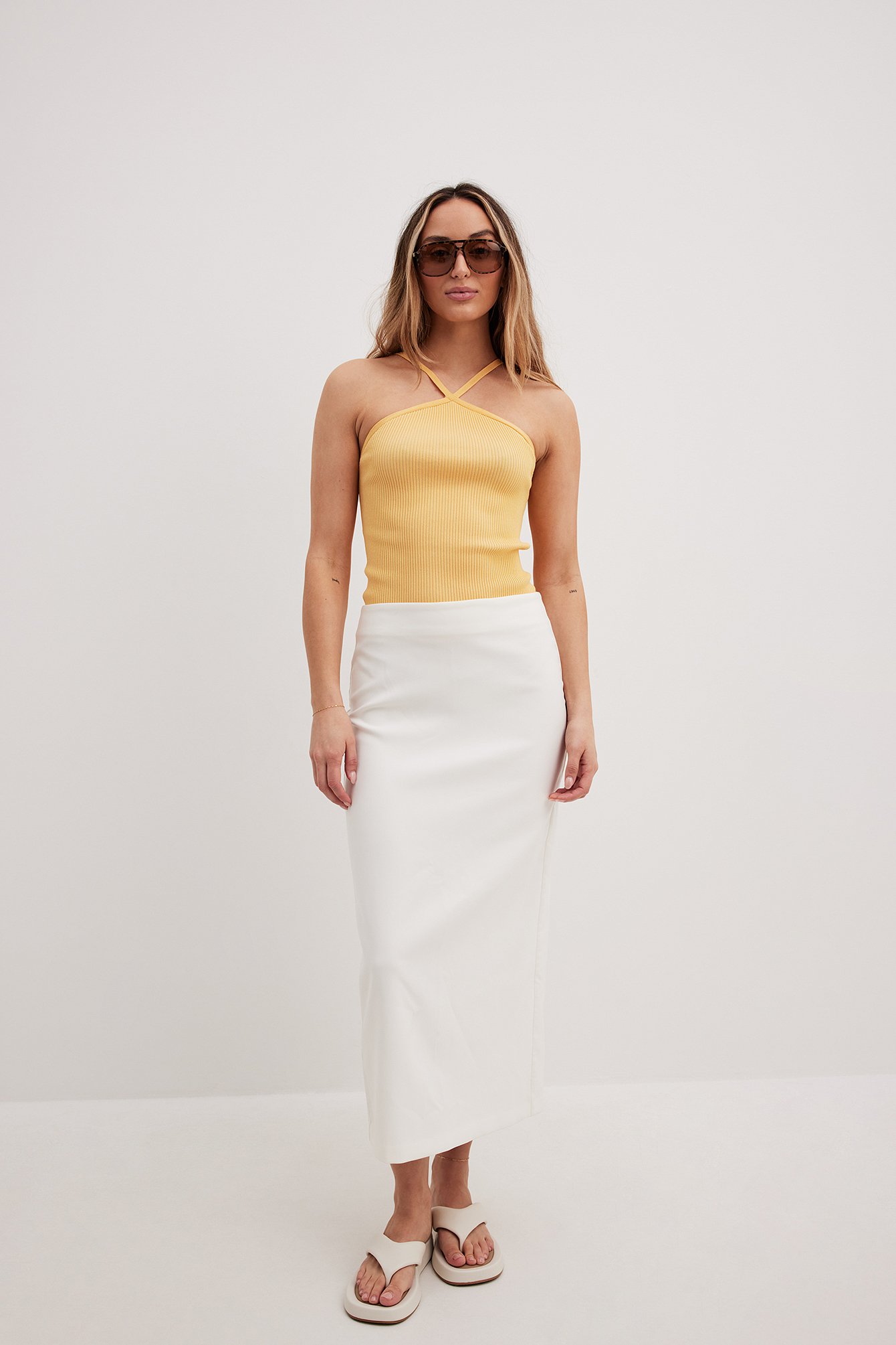 Top blanco con cuello halter retorcido de NA-KD X Olivia LVS